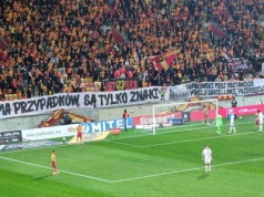 Raków pokonuje Jagiellonię, mecz przerwany przez skandaliczne transparenty kibiców