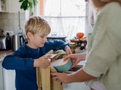 Koledzy syna przynoszą to w śniadaniówkach. Matka: Mam teraz codziennie awanturę