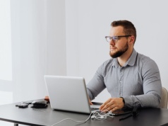 Rynek pracy w Olsztynie 2025: branże, które warto rozważyć