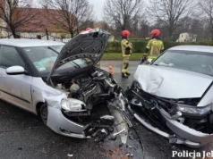 Groźne zderzenie w Wojanowie. Kierowca bez uprawnień spowodował czołówkę