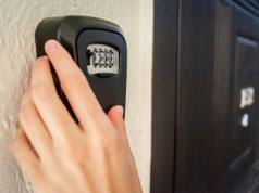 Wynajęła mieszkanie i wyszła. Potem odebrała telefon. 