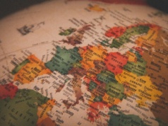 Europa siedzi w luksusie, ale przy bocznym stoliku. Ostra diagnoza mediów