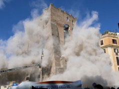 Zawaliła się średniowieczna wieża w centrum Rzymu. Zobacz nagrania