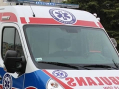 Karetka z pacjentem utknęła w błocie w pobliżu Ciechanowa. Chory wymagał hospitalizacji