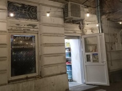 Sklepy monopolowe zaczęły działać do 22. Na Wileńskiej się opierają. 