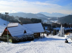 Ten kurort został uznany za najtańszy w Polsce. Szczególnie piękny jest zimą