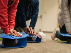 Strażak przeprowadził w szkole lekcję pierwszej pomocy. Internauci: Kiedy kawał weźmiesz zbyt poważnie