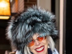 Jak dobrać czapkę do siwych włosów i odjąć sobie lat? Triki, które działają