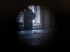 Przepiłowali kraty i wyszli przez okno. 