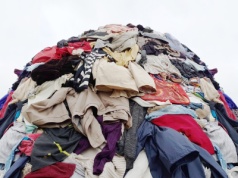 Ubrania zasypały kontenery. Kraków znalazł sposób i ma się czym chwalić