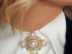 Broszka z perłami to nowy must-have – ten dodatek robi całą stylizację!