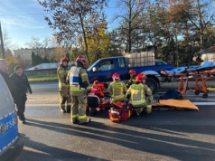 Wypadek w Łasku. 15-latka znalazła się pod samochodem