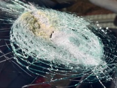 W jadącą Teslę trafiło coś z kosmosu. Szyba stopiona jak laserem