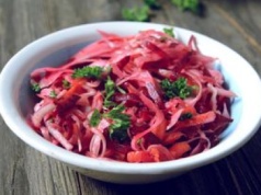 Biorę kapustę, buraki i kilka dodatków. Po chwili mam surówkę, która czyści jelita jak odkurzacz