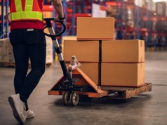 Młodzi ludzie nie chcą takiej pracy. A pensje w branży rosną jak na drożdżach