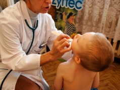 Rodzice często bagatelizują ten objaw. Lekarz ostrzega. 