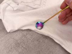 Doraźny ratunek dla poplamionych ubrań. Masz w domowej apteczce