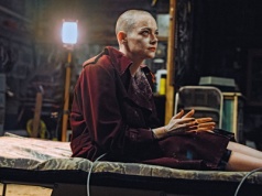 „Bugonia”: trochę „Misery”, trochę „Marsjanie atakują!”. Lanthimos kpi z Ameryki Trumpa | Goła paranoja