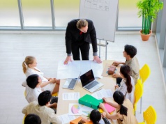 4 na 10 Zetek wybiera wieloetatowość. To przeszkadza pracodawcom