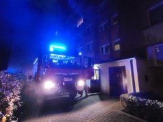 Strażacy w akcji na osiedlu Piastowskim. Zadymienie w wieżowcu postawiło mieszkańców na nogi