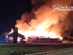 Płonie sklep Netto. Cały budynek w ogniu. Z pożarem walczy ponad 15 zastępów straży pożarnej