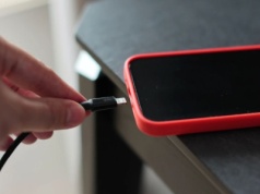 Nigdy, przenigdy nie ładuj tak telefonu. Przestępcy mogą wykraść tak twoje dane