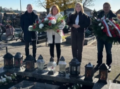 Znicze pamięci na cmentarzu w Liskowie