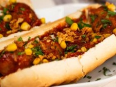 Hot dogi na wypasie. Zamiast kiełbaski postaw na klopsiki w aromatycznym sosie pomidorowym