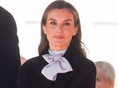 Królowa ukryła to pod płaszczem. Sułtan Omanu nie mógł oderwać oczu