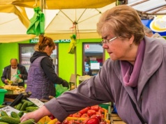 Wcale nie takie zdrowe! Oto, co znaleziono w warzywach i owocach z lokalnych upraw