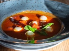 Zupę pomidorową robię w indyjskim stylu. Podaję z ciągnącym dodatkiem