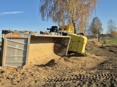 W trakcie wymijania „złapał” pobocze. Ciężarówka wypadła z drogi i przewróciła się