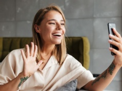 Uśmiech w czasach selfie i wideokonferencji – czy leczenie ortodontyczne może być dyskretne?