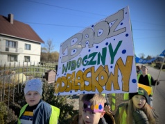 ’Tato, mamo, zwolnij!’. Dzieci z Bistuszowej świecą przykładem