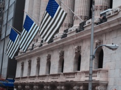 Długi konsumentów w USA biją rekordy. 'Życie po amerykańsku’. Są nowe dane z Fed