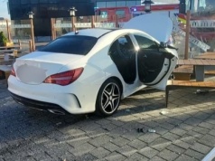 Wjechała Mercedesem w ogródek restauracyjny McDonald's. Mamy zdjęcia