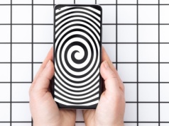 Nieustannie scrollujesz telefon? Prawdopodobnie za mało zarabiasz