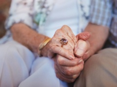 Seniorzy chcą obniżenia wieku. Nowe świadczenie do zmiany?