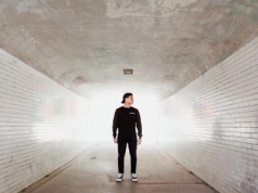 Męski longsleeve – idealna baza jesiennych stylizacji. Jak go nosić solo i w zestawach?