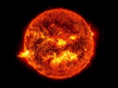 Dwa rozbłyski na Słońcu. Plamy słoneczne zwracają się w stronę Ziemi