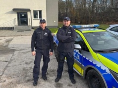 O włos od tragedii. Dzielnicowi z Koniecpola uratowali 61-latka z płonącego domu