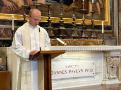 Ks. Wojciech Kućko przy grobie św. Jana Pawła II: potrzebujemy cmentarnych katechez