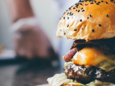 Groźna choroba rozprzestrzenia się w popularnej restauracji typu fast-food. Uważano ją za wymarłą