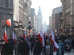 Kraków świętuje niepodległość. Defilada, grochówka i mobilna strzelnica przy Barbakanie