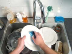 Biorę garść tego i myję zaschnięte naczynia. Już nie potrzebuję szczotki i płynu