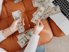 Mężczyźni w UE gromadzą majątki. Coraz bardziej zostawiają kobiety w tyle