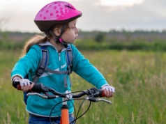 Nowe przepisy o kaskach dla młodych trafiły do Senatu. Zmiany coraz bliżej