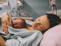 Rząd Tuska chce masowo zamykać porodówki. Porody będą na SOR