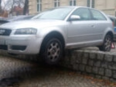 Mistrz kierownicy w Zielonej Górze. Zaparkował auto na murku