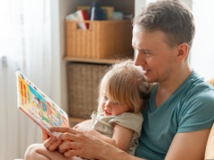 Zajmuje się dziećmi więcej niż żona. 